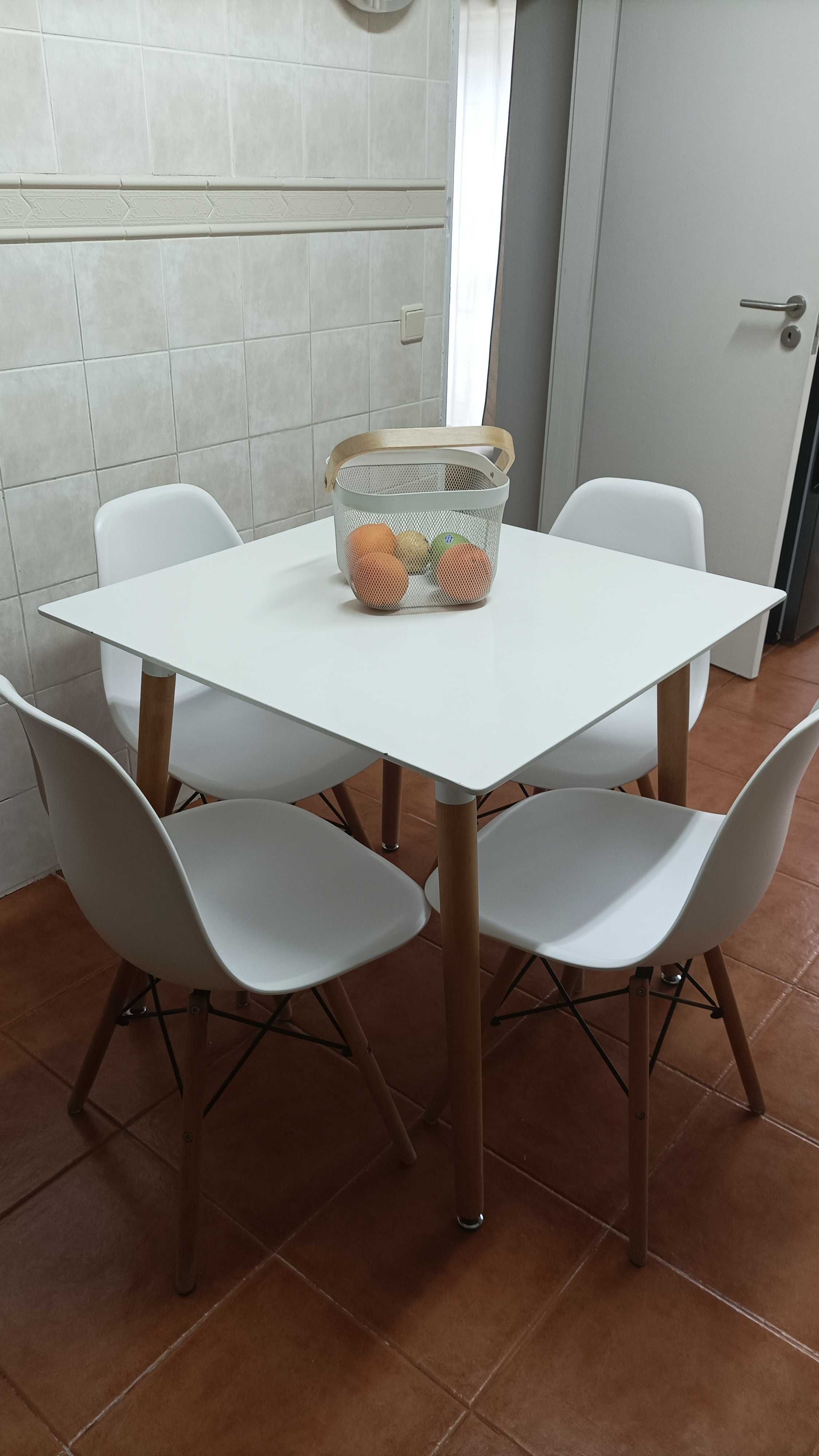 Mesa branca quadrada tipo IKEA com 4 cadeiras
