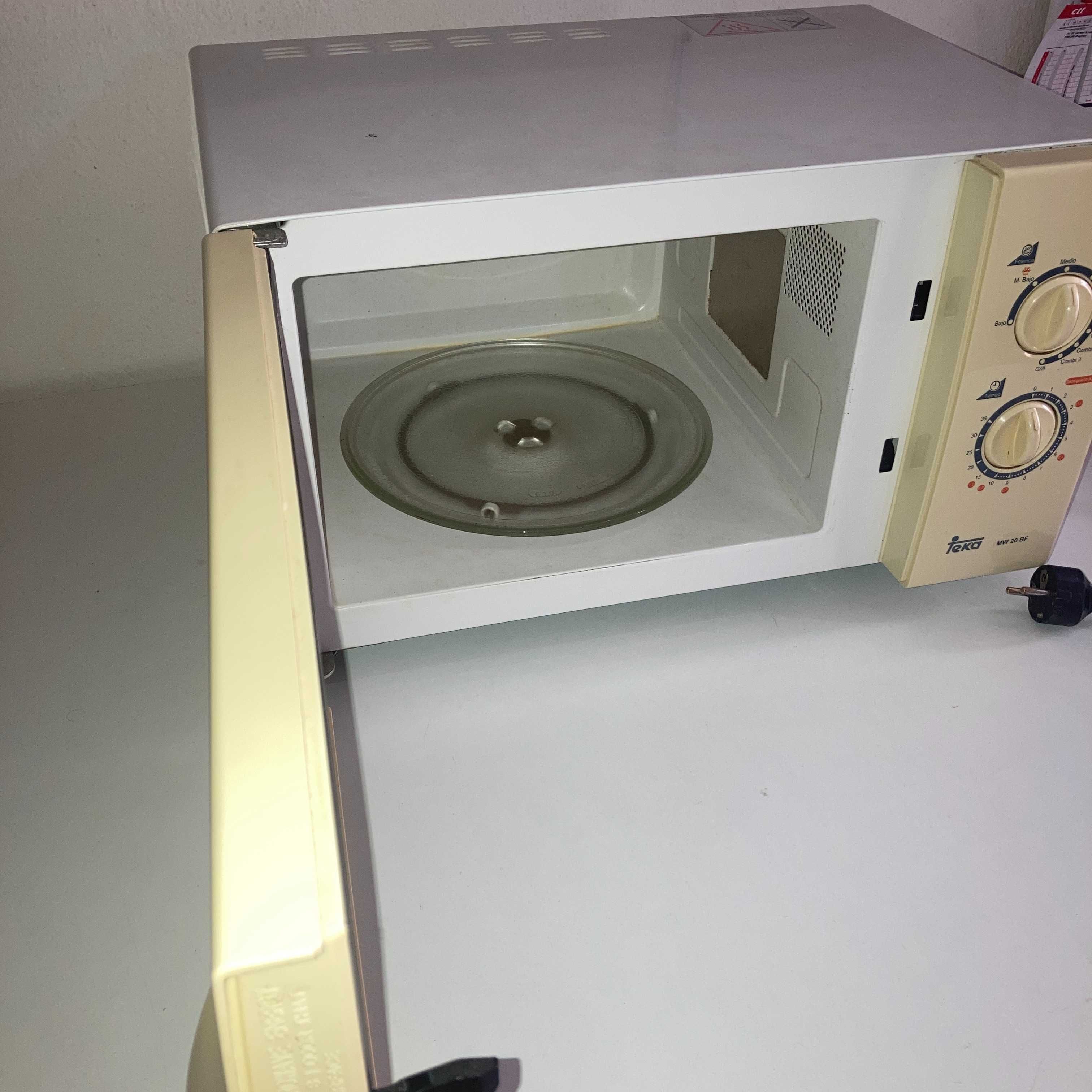 Micro-ondas com Grill Teka MW20BF - 21L em ótimo estado