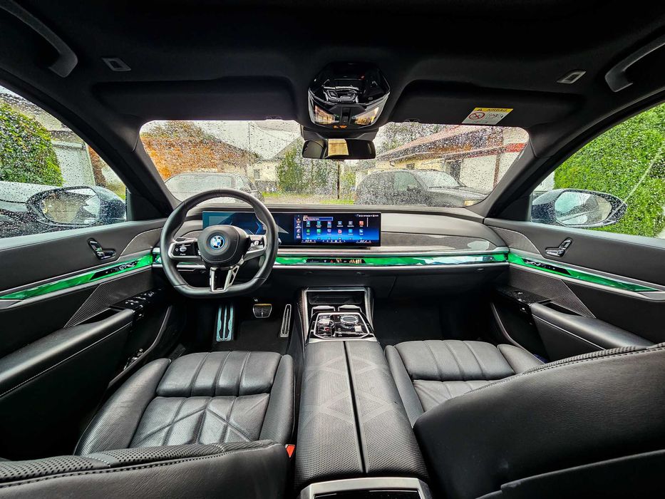 Elegancki przewóz BMW i7 - elektryczna limuzyna na ślub i eventy