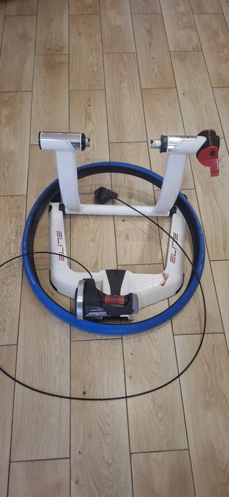 Trenażer Elite Qubo Power Mag z oponą