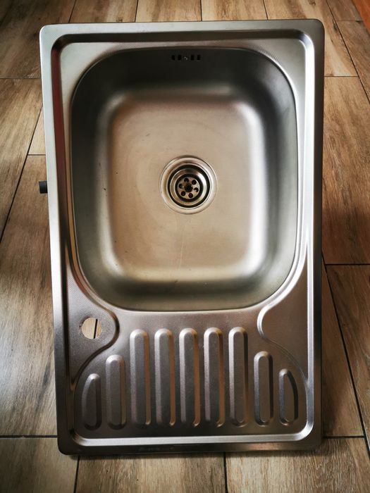 Zlewozmywak jednokomorowy z baterią