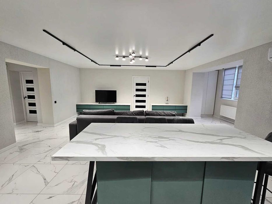 Двокімнатна з кухнею-студією біля стометрівки