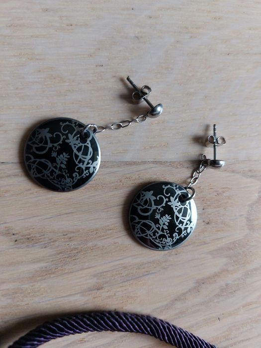 kolczyki i wisiorek z przywieszką kolor czarno-srebrny avon