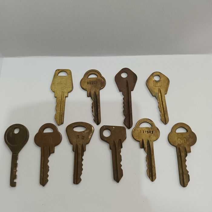Ключи разные от дверей замков