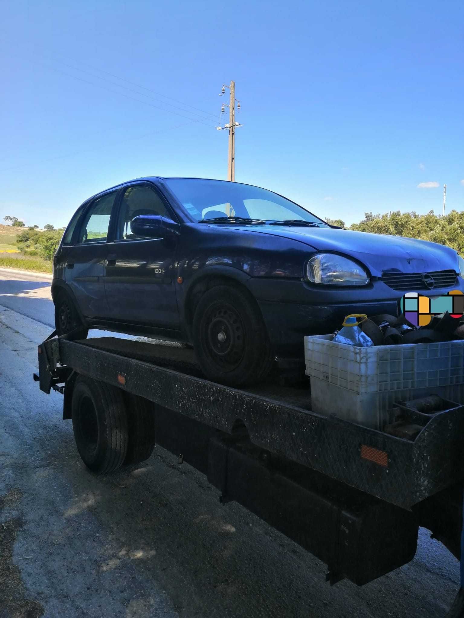 Carro Opel Corsa B de 1999 para peças