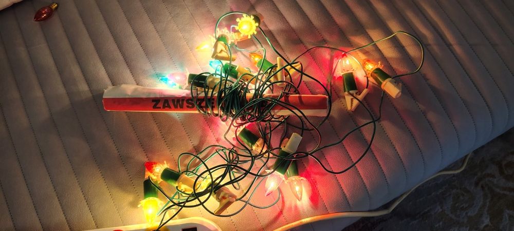 Oświetlenie choinkowe z PRL-U. Lampki typu świeczkowe.
