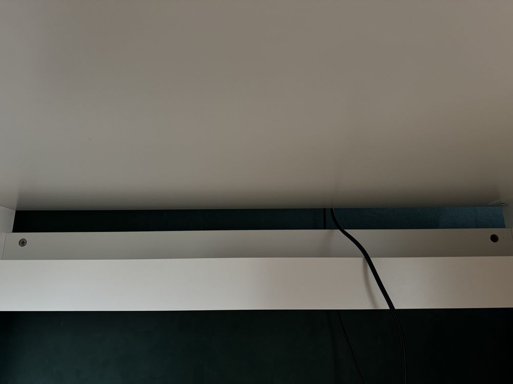 Białe biurko Ikea