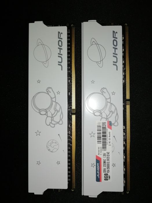 Оперативная память ddr4 3200mhz  две плашки по 8 гб.