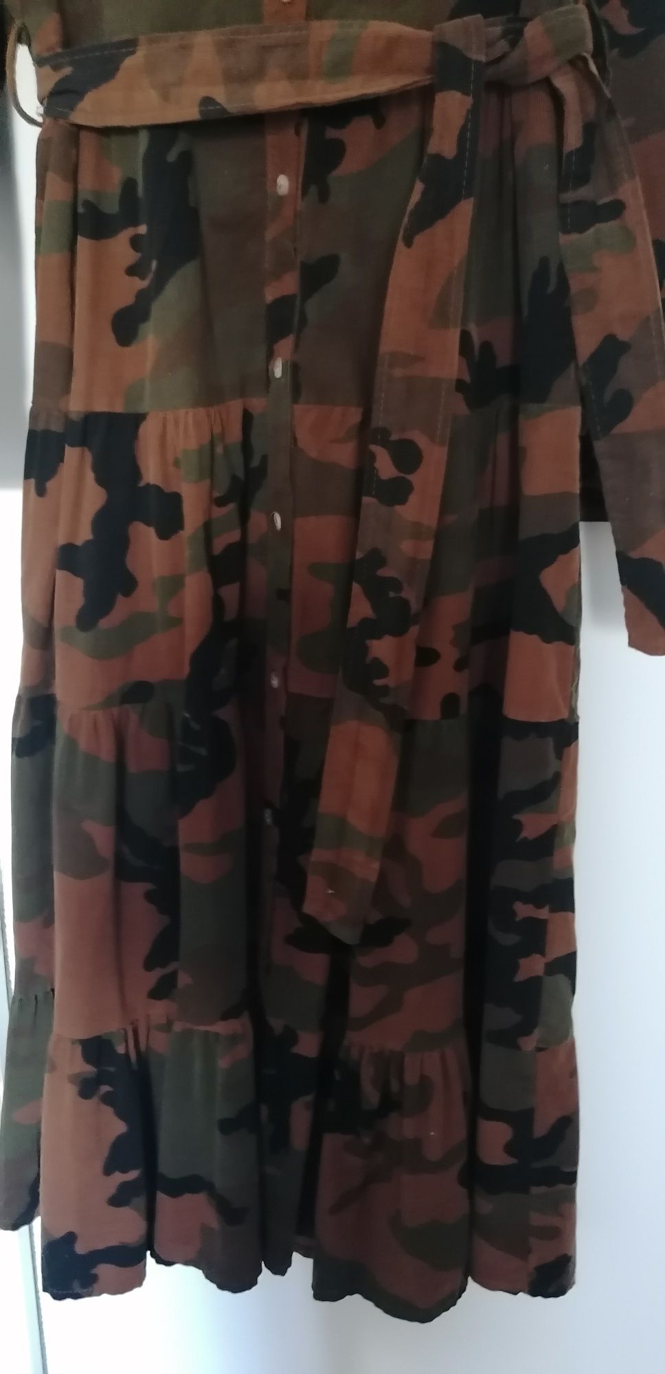 Vestido comprido com padrão tipo tropa