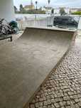 Mini rampa “half-pipe” em madeira