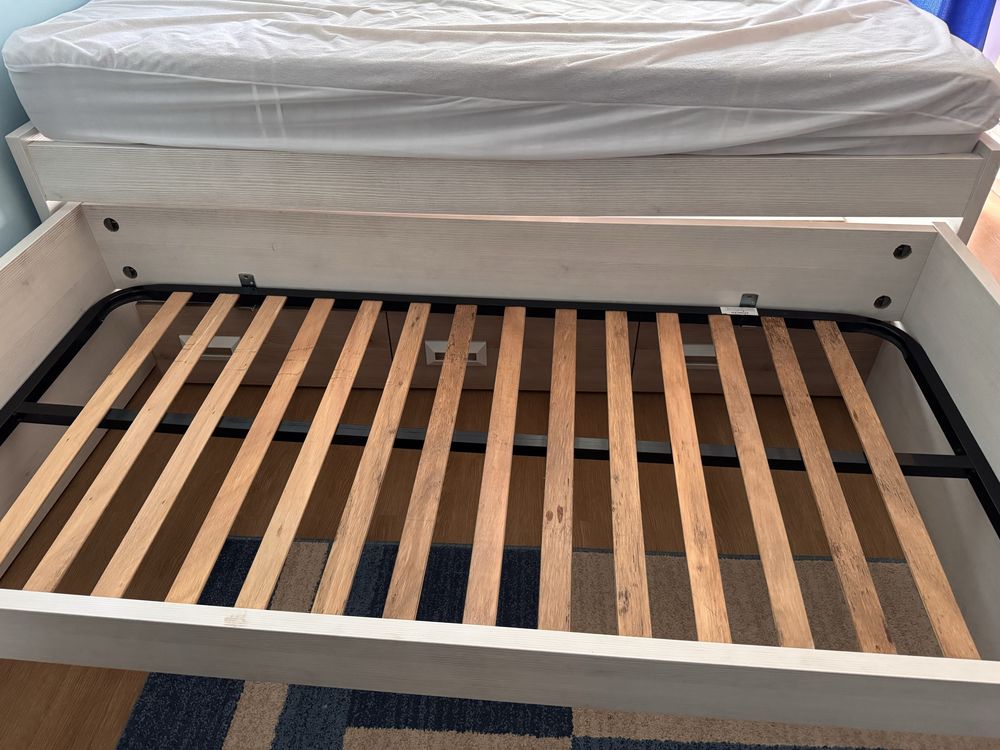 Cama de solteiro, dupla, com arrumaçao