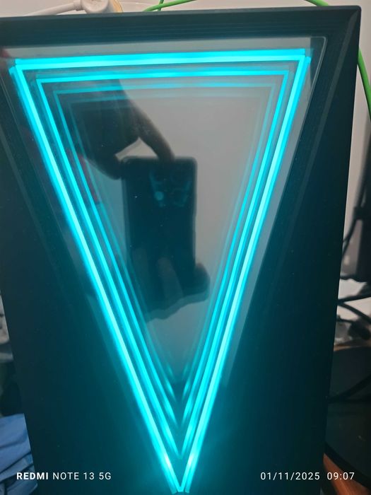 computador fixo com 3 monitores