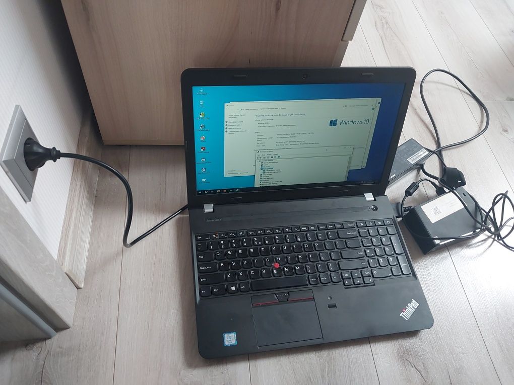 Laptop  ThinkPad E560/i7-6500U/250 SSD/16gb RAM, /+ stacjia LENOVO