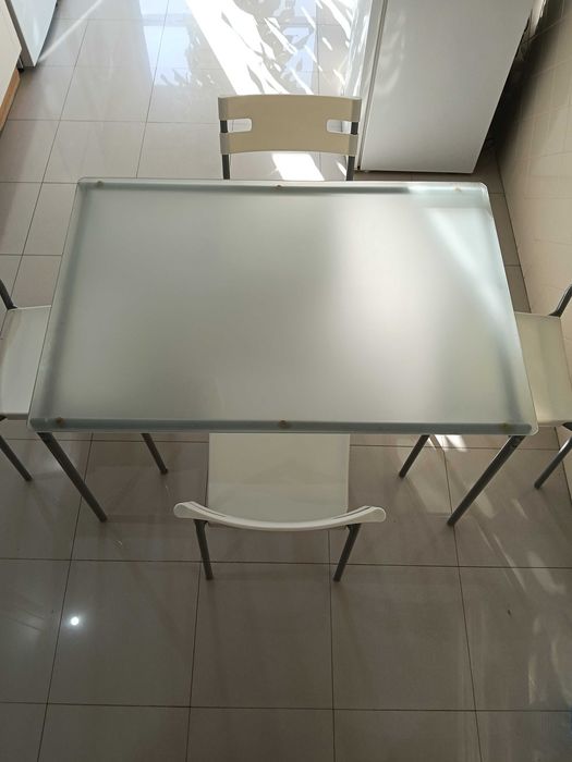 Mesa refeição com quatro cadeiras