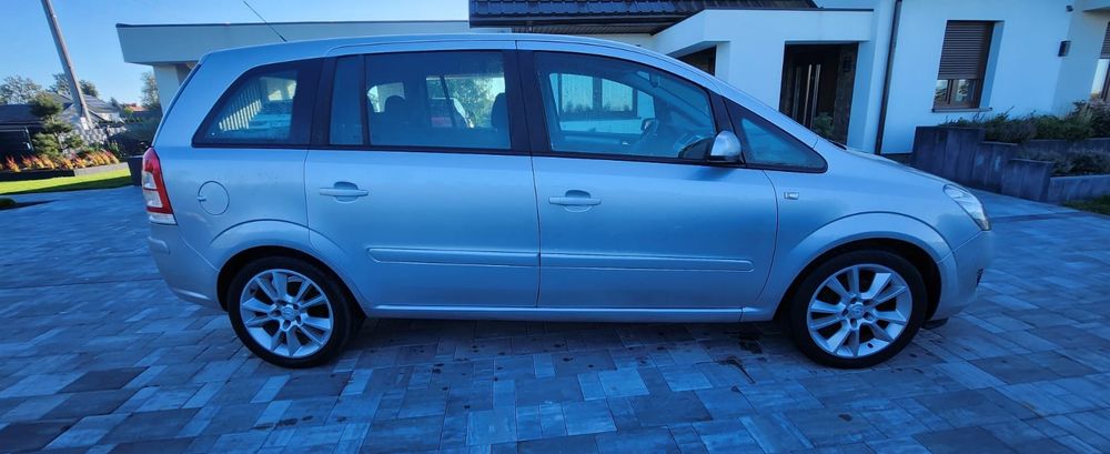 Opel Zafira 1.8 benzyna xenon alufelgi  hak serwisowany