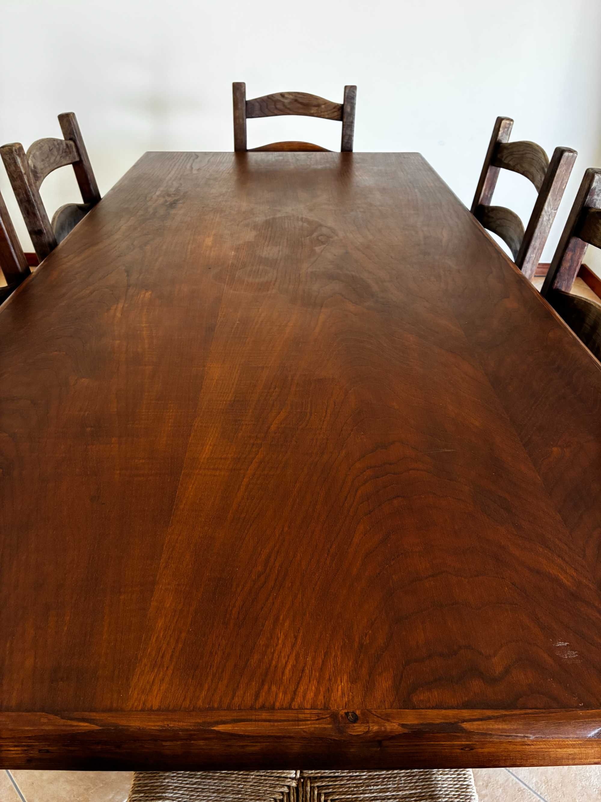 Mesa em castanho com 6 cadeiras