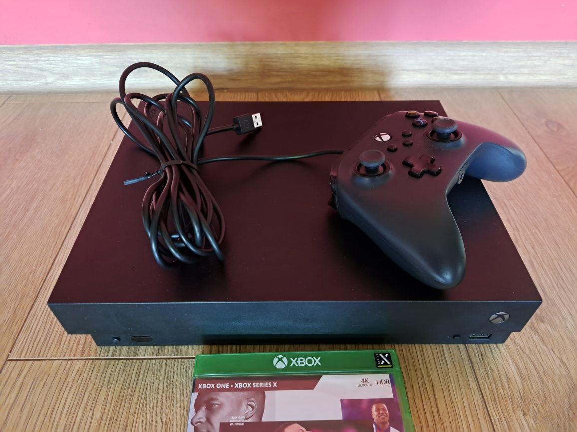 Xbox One X z padem