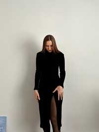 Чорна приталена міді сукня з розрізом в рубчик