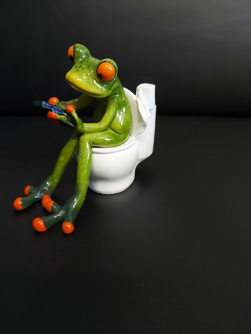 Żaba na wc Smartfon dekoracja