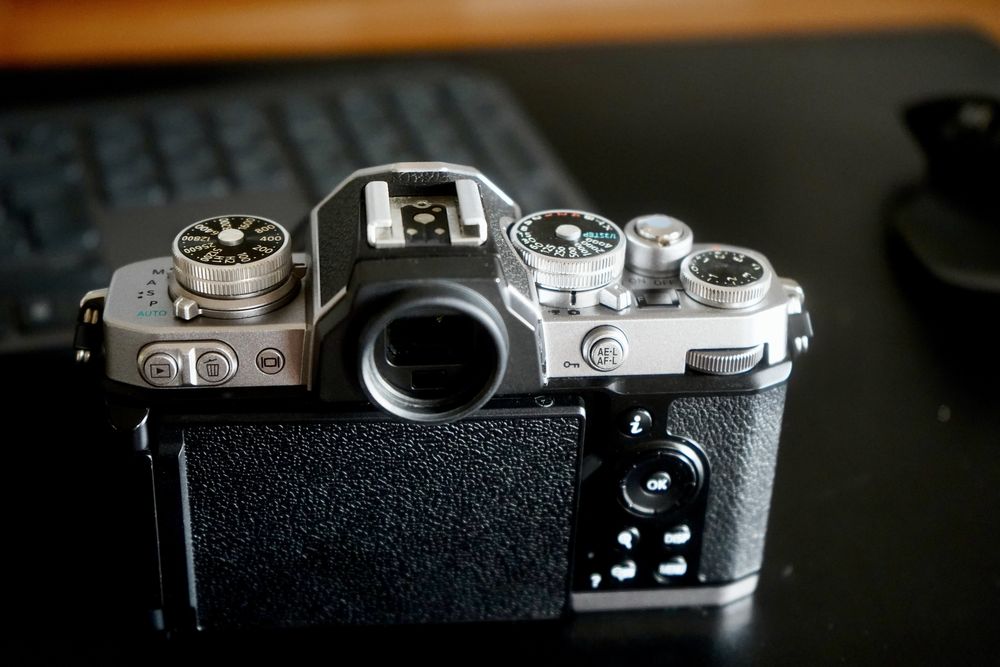 Nikon Z fc Prata & Preto – Excelente Estado + Acessórios
