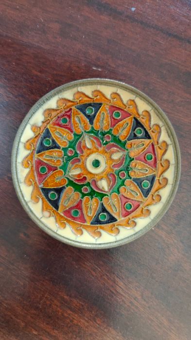 Conjunto de bases decorativas em metal esmaltado – estilo mandala