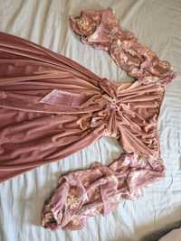 Welurowa długa suknia z haftowanymi rękawami