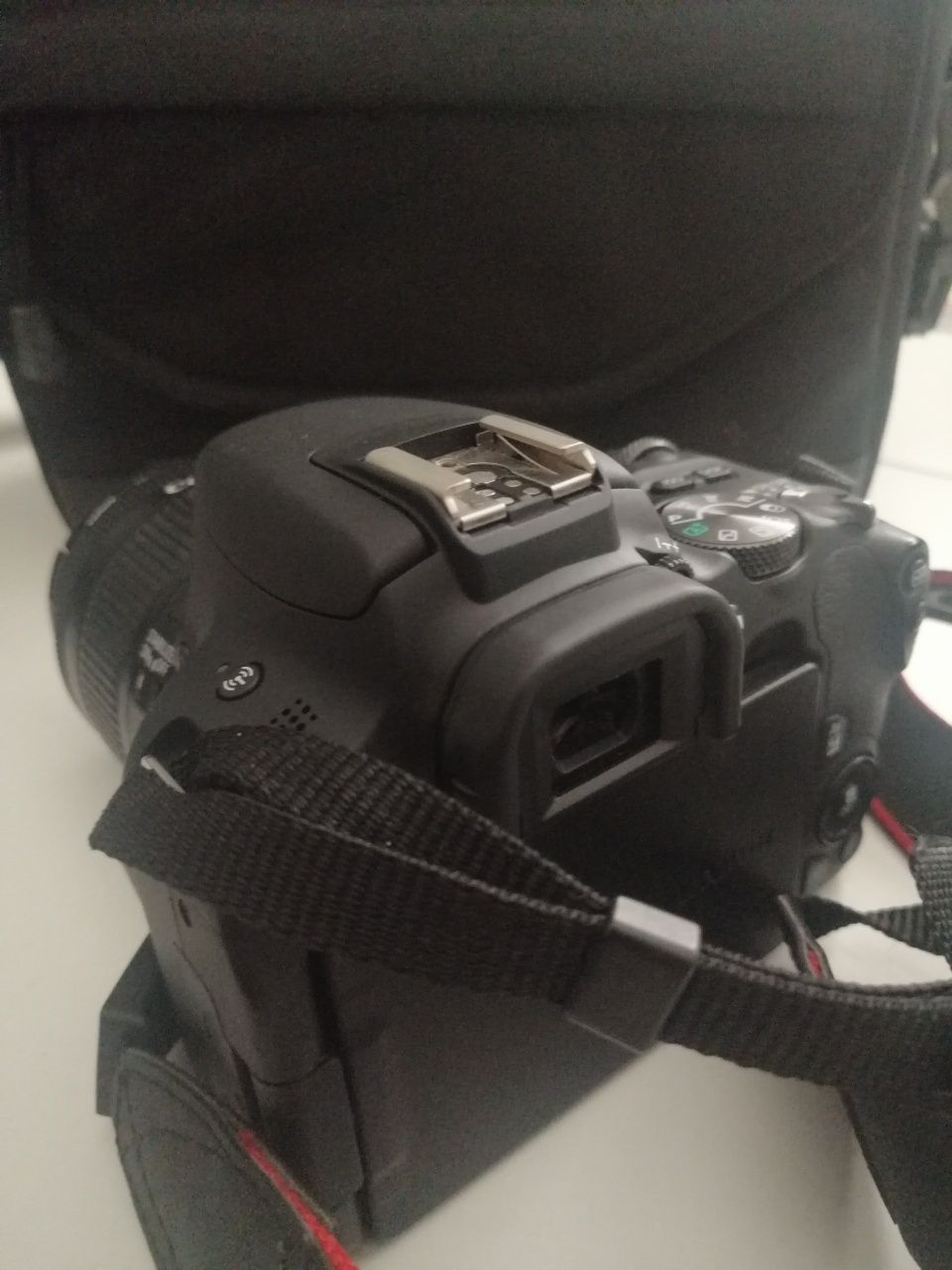 Máquina fotográfica Canon EOS 200D com lente 18-55mm incluída e bolsa