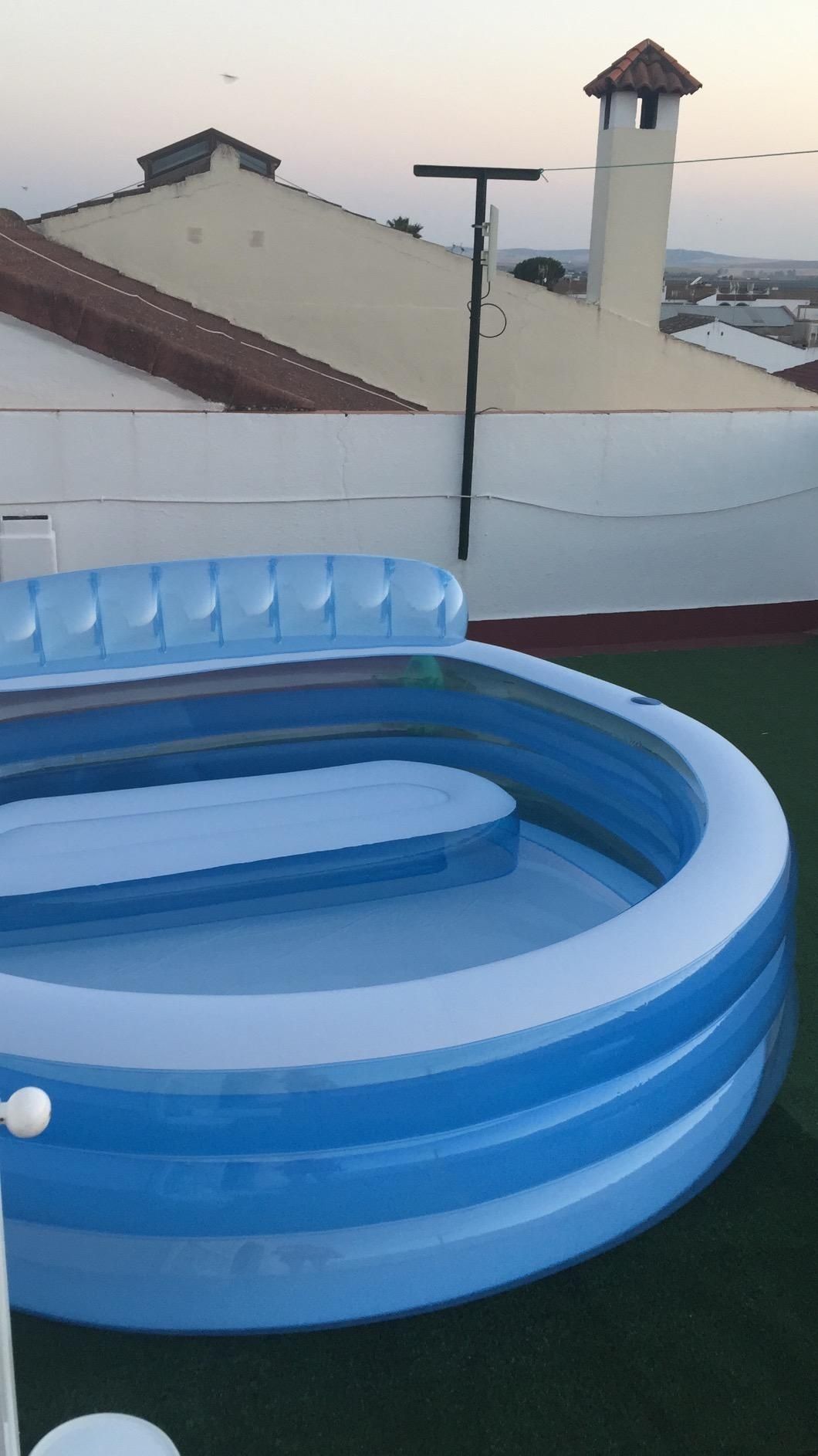 Piscina insuflável familiar com sofá e encosto 218 x 229 x 79 cm  NOVO