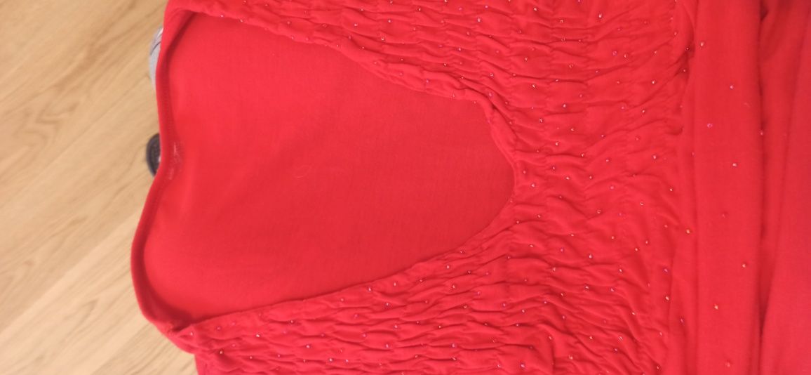 Czerwona bluzka z dekoltem V w rozmiarze L/XL