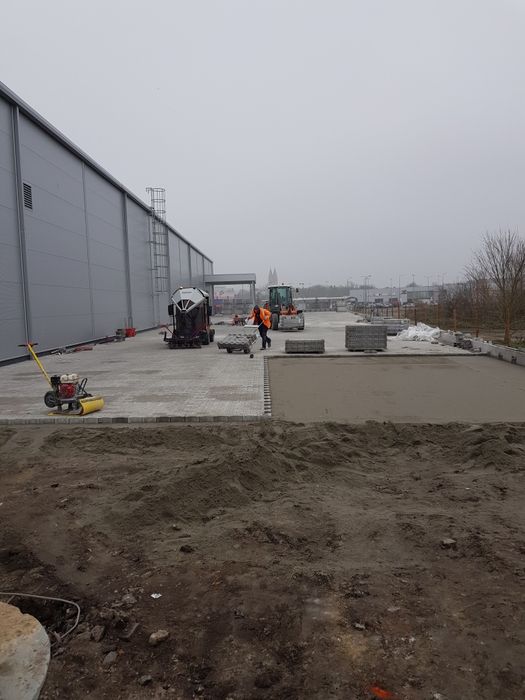 Maszynowe Układanie kostki brukowej utwardzenie terenu brukarstwo