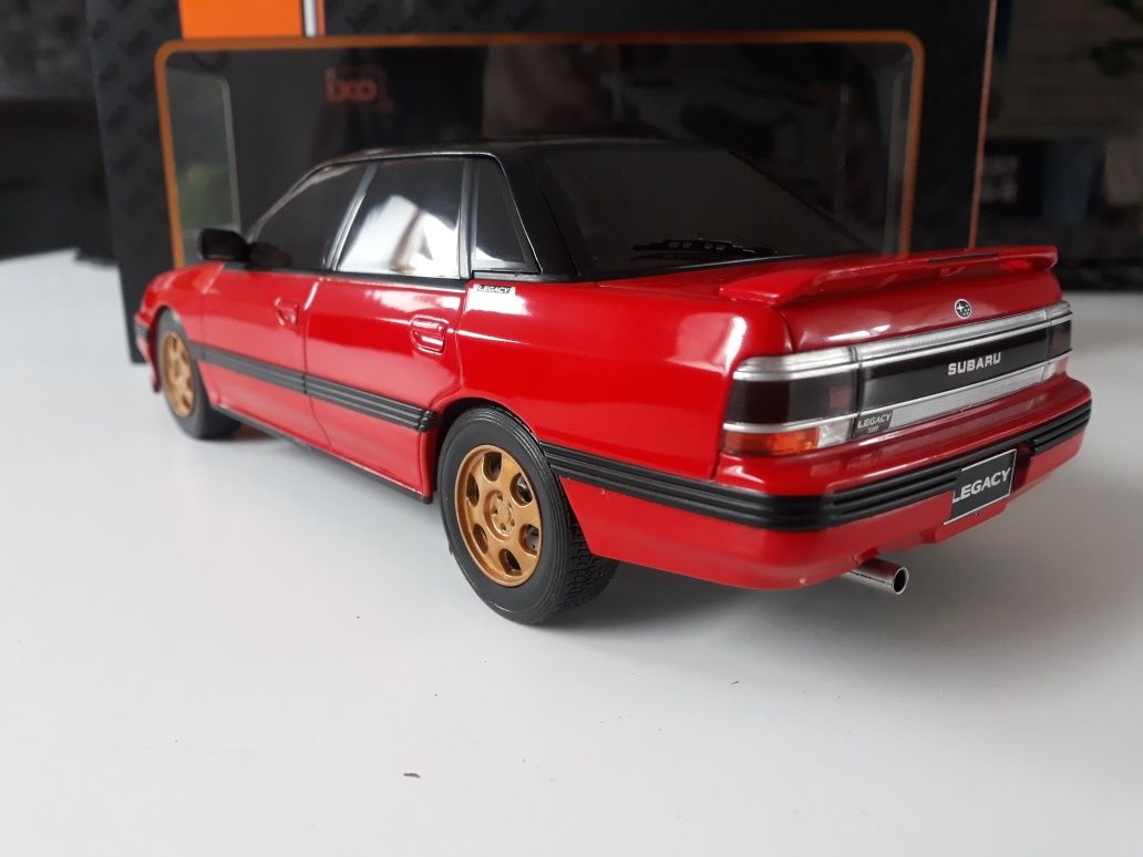 Subaru legacy RS 1:18 IXO