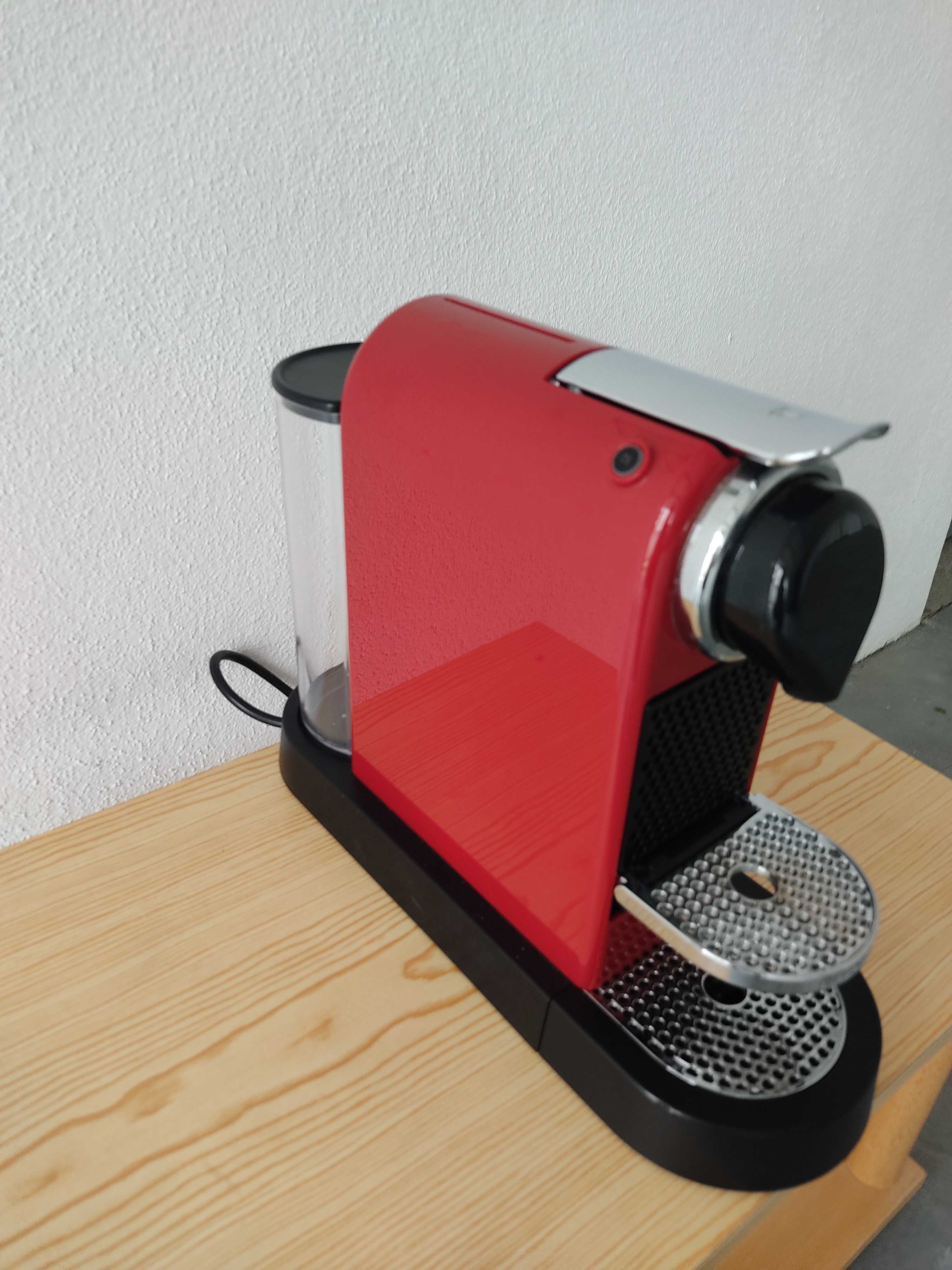 Máquina de café Nespresso vermelha