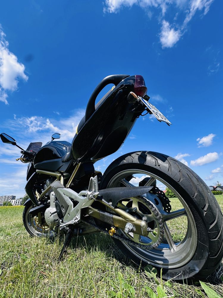 Kawasaki ER6n z kobiecych rąk