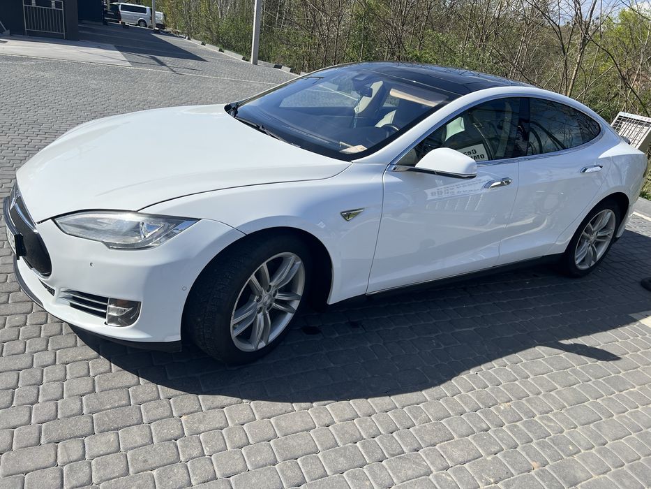 Tesla s 85D повний привід