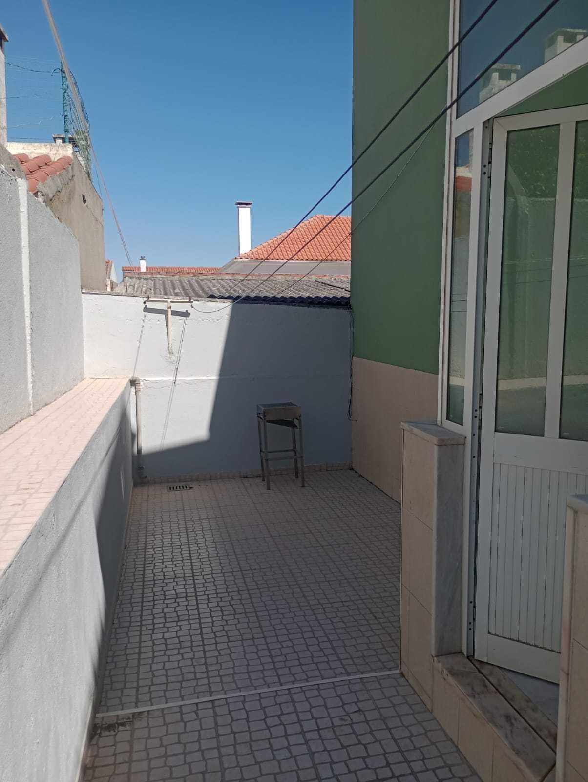 Apartamento bem espaçoso T3 com 1 casa de banho, cozinha, terraço.