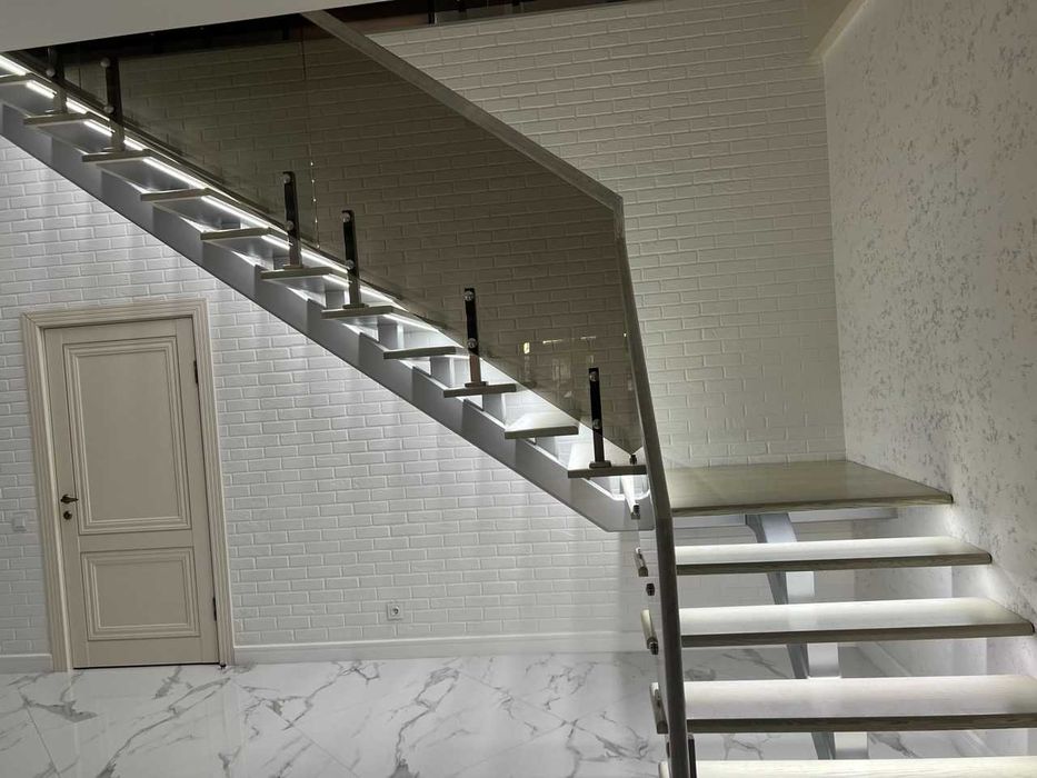 Безпечні скляні огорожі терас та сходів