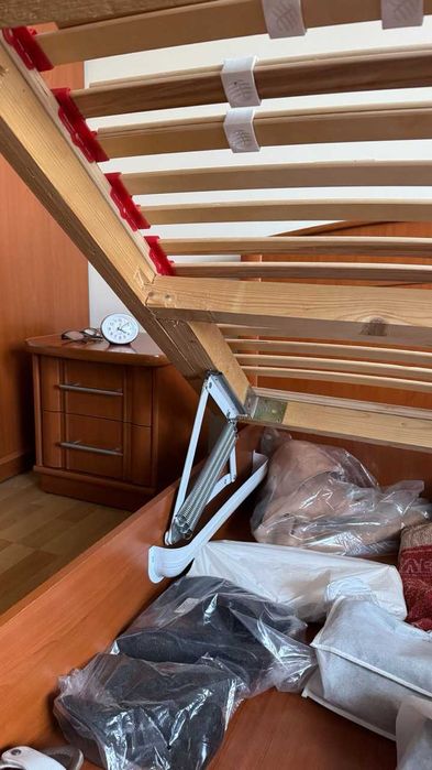 Łóżko ze stelażem plus dwa stoliki nocne