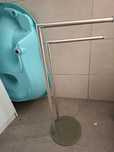 Toalheiro de pé em inox