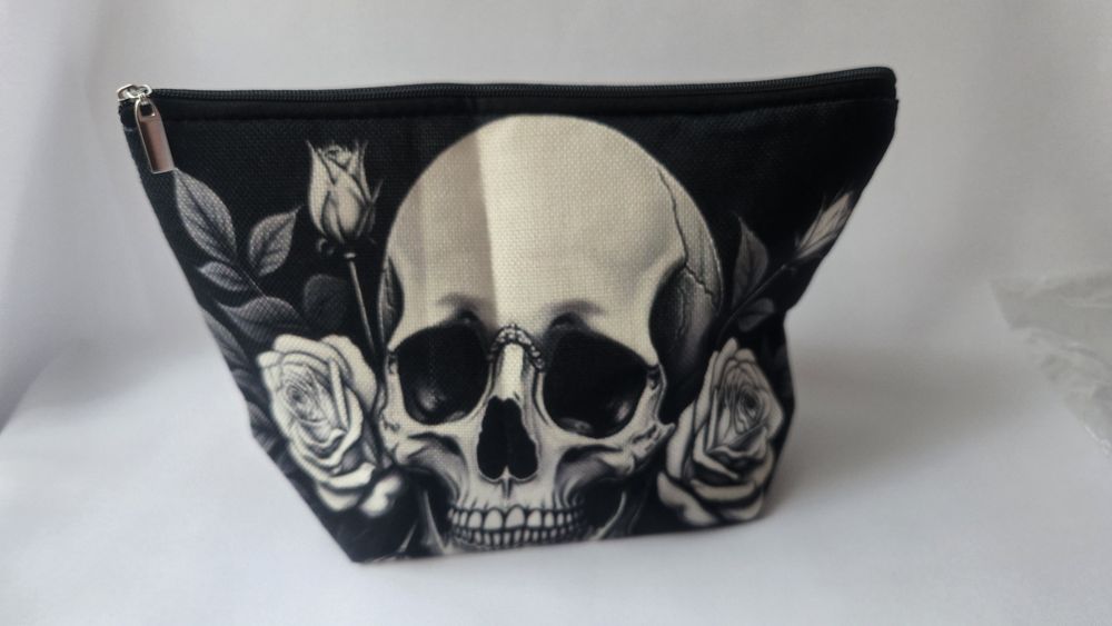 Kosmetyczka z unikalnym wzorem - połączenie elegancji i buntu!