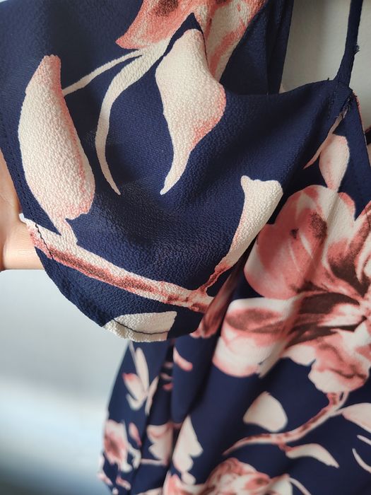 Bluzka w kwiaty z wyciętymi ramionami i rekawami