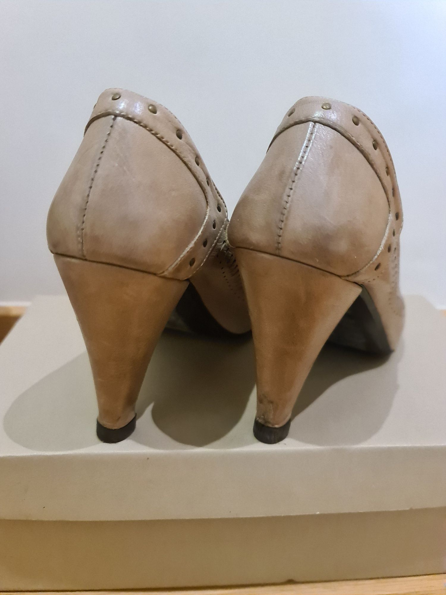 Sapatos com salto T.35