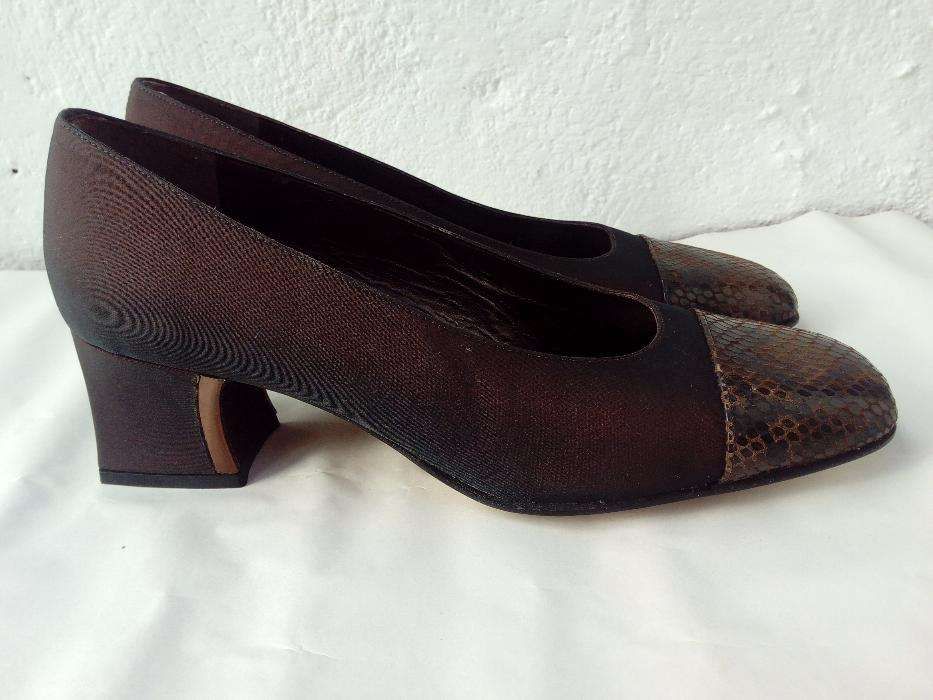 Sapatos em tecido castanho brilhante e pele Nº 39