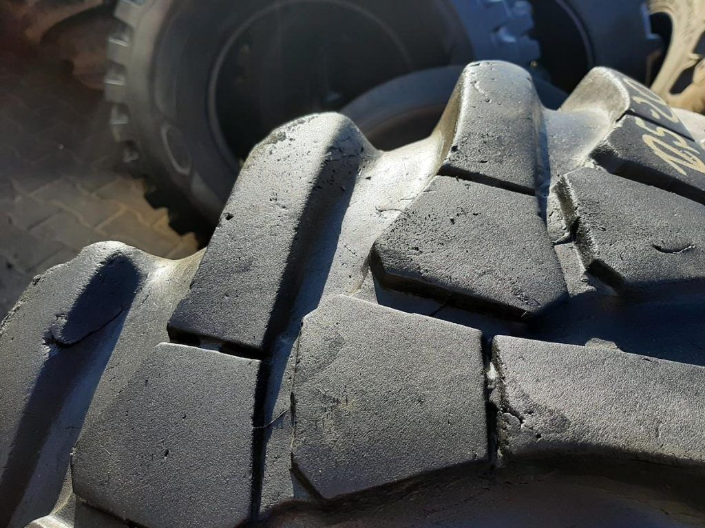 2x Opona używana przemysłowa 12.5-20 12.5R20 MAXDURA 400zł(szt.) W4321