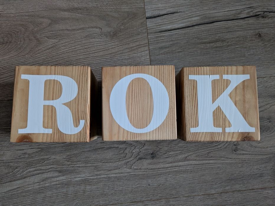 Duże kostki drewniane z napisem rok