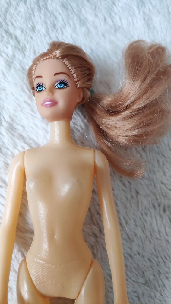 Lala z plastiku w typie "Barbie"