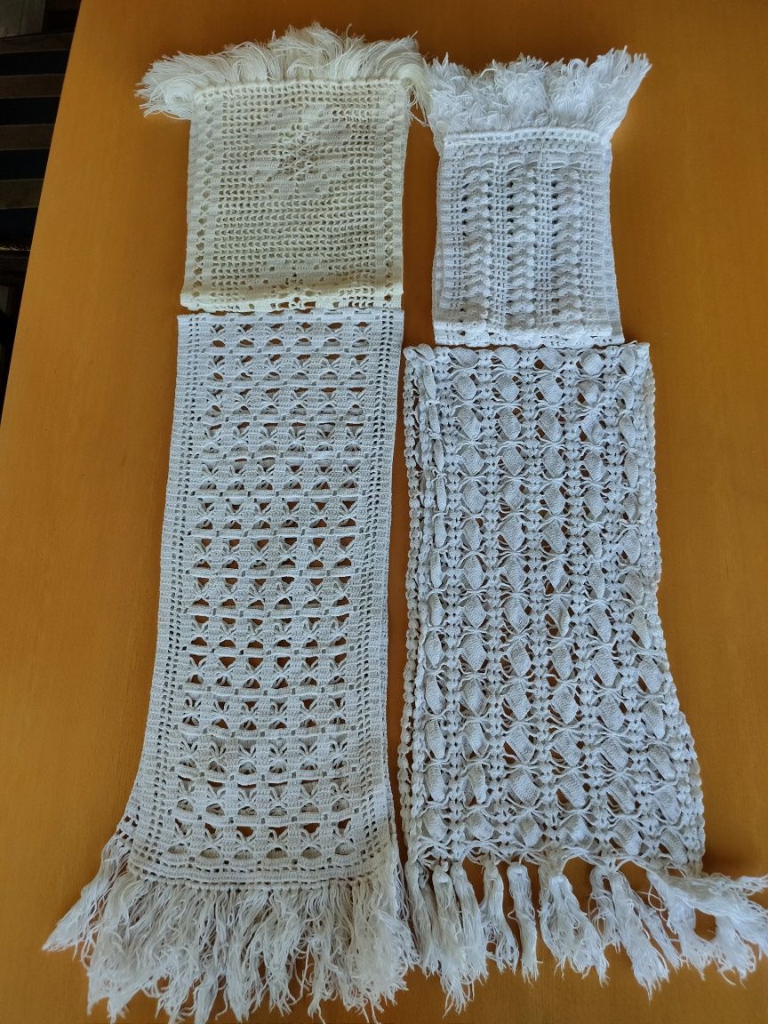 Conjunto de naperons em crochê.