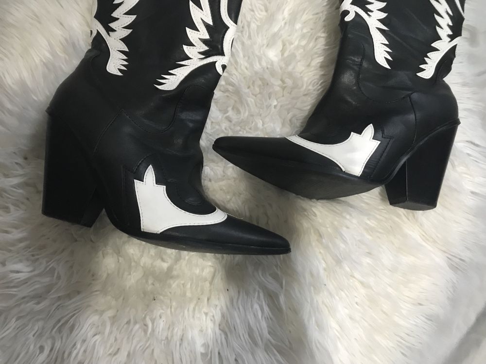 Botas/ Botins estilo texanas / cowboy em preto e branco - usadas apenas 2 ou 3 vezes