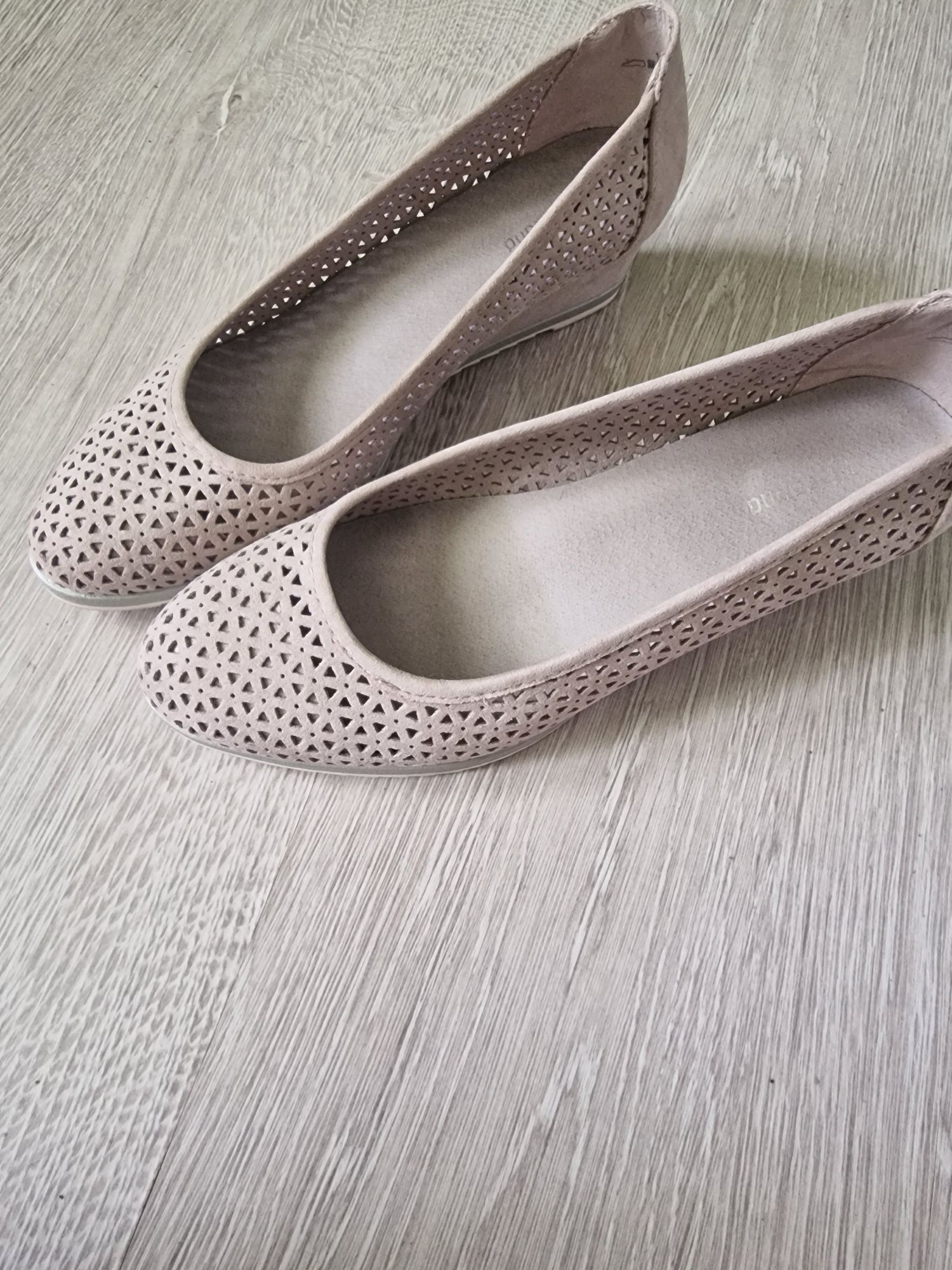 Urokliwe buty na koturnie