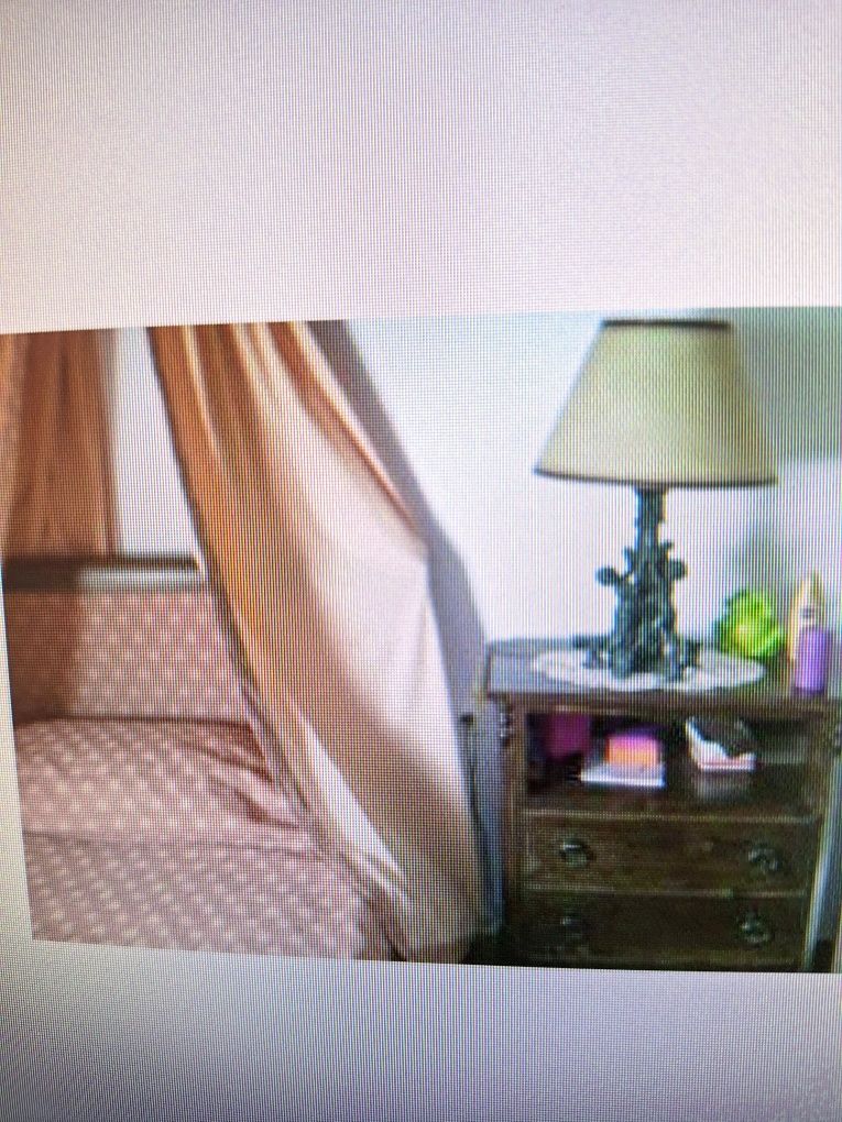 Cama em castanho com cabeceira e pés forrado