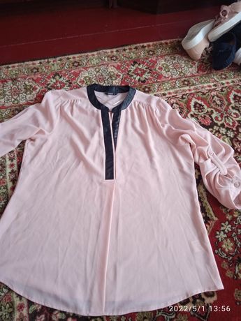 Класична блузка персикового кольору
